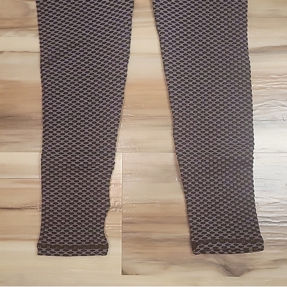 NWT 📦 Honeycomb Butt Scrunch Blk/Grey Capri Leggings - Picture 14 of 14